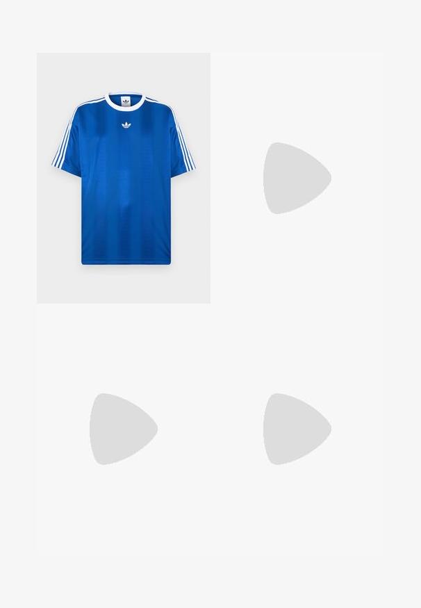 Königsblaues sportliches T-Shirt aus glattem Stoff, mit weißen Streifen an den Ärmeln und einem kleinen weißen Logo auf der Brust.; Türkisfarbene Hose aus leichtem Stoff, mit elastischem Bund und geradem Schnitt sowie Seitentaschen.; Blauer Adidas Spezial Sneaker mit Gummisohle, Schnürsenkel gebunden, schwebend über einer glatten Steinoberfläche nahe einer grauen Betonwand.; Klare, übergroße Sonnenbrillen mit dunklen Gläsern, ausgestattet mit einem massiven rechteckigen Rahmen und strukturierten Bügelakzenten. Hergestellt aus transparentem Kunststoff.