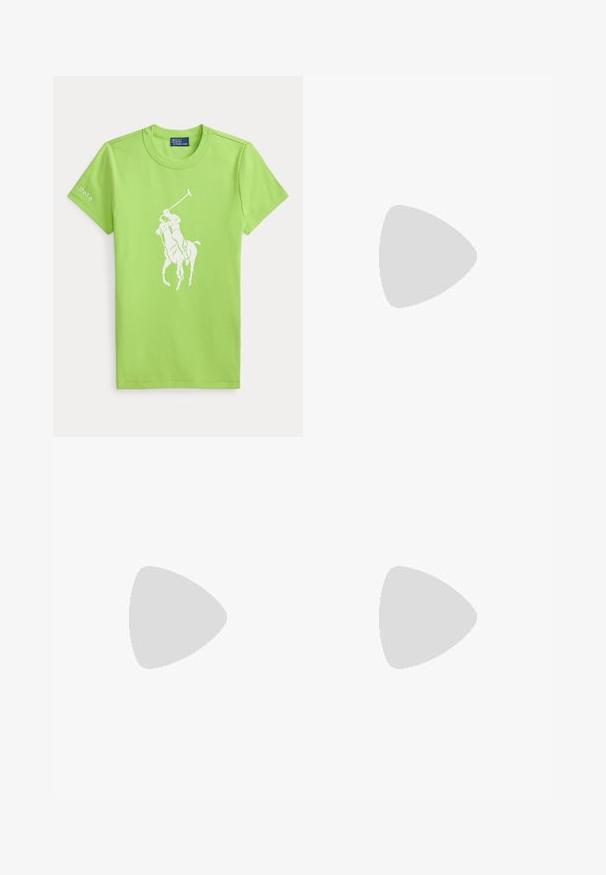Camiseta de color verde claro de manga corta con un gráfico blanco de un jugador de polo a caballo centrado y texto "Polo" en la manga izquierda.; Pantalones jogger azul marino con cintura de cordón blanco y puños elásticos, con pequeño logo rojo bordado cerca del bolsillo izquierdo.; Zapatillas de ante verde con una franja horizontal blanca, suela de goma marrón y cordones tonales. Marca en el lateral y en la parte trasera.; Bolso tote grande de ante marrón con dos asas, una pequeña correa con cierre de botón y un logo blanco bordado cerca del centro inferior.