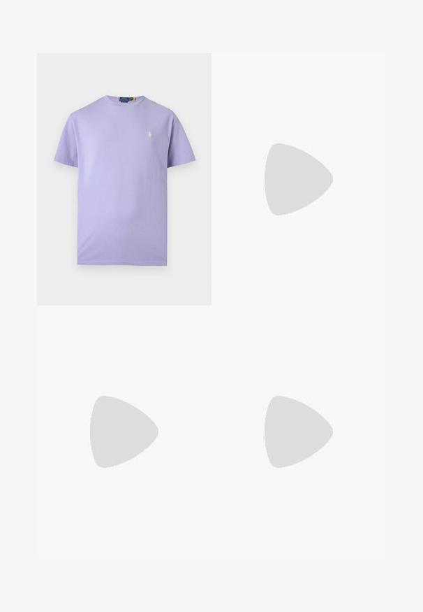 Hellviolettes T-Shirt mit kurzen Ärmeln und Rundhalsausschnitt mit kleinem weiß besticktem Polo Ralph Lauren Logo auf der linken Brust.; Blaue Denim-Jeans im Straight-Leg-Design, ausgestattet mit einem Fünf-Taschen-Stil, dezenten Verwaschungen und kontrastierenden Nähten.; Weiße Sneaker mit einem Obermaterial aus glattem Leder, grauen Suede-Akzenten und einem schlichten Schnürdesign. Rutschfeste braune Gummisohle; minimalistische Gestaltung.; Schwarze Leder-Umhängetasche mit strukturiertem Finish, rechteckiger Form, Reißverschluss und verstellbarem Träger. Mit subtiler Markenlogo auf der Vorderseite.