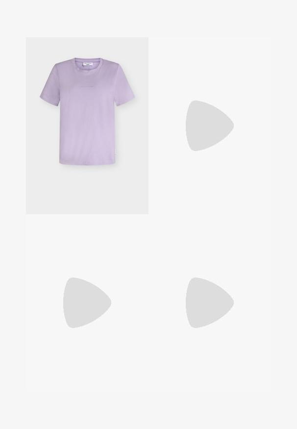 Fliederfarbenes T-Shirt mit kurzen Ärmeln und Rundhalsausschnitt, mit dezentem Logo auf der Vorderseite und kleinem weißem Seitenschild vor einfarbig weißem Hintergrund.; Braune Sweatpants aus weichem Stoff mit lockerem Schnitt, ausgestattet mit einem elastischen Bund, einem Kordelzug und einem weißen Logo am linken Oberschenkel.; Schwarze Wildledersportschuhe mit einer strukturierten Oberfläche, geschwungenem Design und Gummisohlen. Mit Schnürsenkeln und horizontalen Streifen an den Seiten.; Schwarze Adidas-Tasche mit goldfarbenen Beschlägen, weißen Akzenten, Reißverschluss, strukturiertem Muster, zwei Griffen und abnehmbarem Schulterriemen.