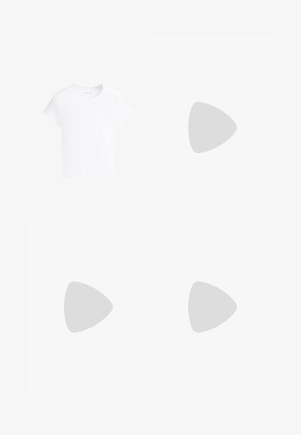 Schlichtes weißes kurzärmeliges Crop-T-Shirt mit rundem Ausschnitt, dargestellt vor weißem Hintergrund.; Weit geschnittene Hosen mit hoher Taille in Olivgrün mit Knopf- und Reißverschluss, Gürtelschlaufen und ausgefransten Säumen.; Schwarzer Sneaker mit flachem Profil und texturiertem Schlangenledermuster, weißen Streifen an der Seite, schwarzen Schnürsenkeln und einer durchscheinend braunen Sohle.; Kleine schwarze Jeans-Umhängetasche mit geknotetem Riemen und Reißverschluss, mit einem roten Levi's Stoffetikett an der Seite.
