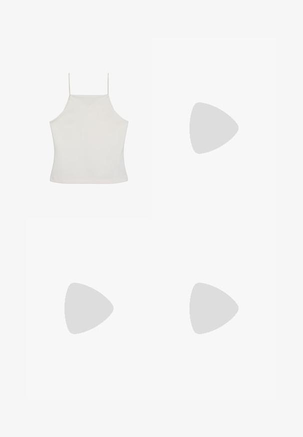 Weißes ärmelloses Crop-Top mit dünnen Trägern und dezent gesticktem "cK"-Logo auf der Brust, einfacher Hintergrund.; Weite Hosen in Creme, aus glattem Stoff gefertigt. Verfügt über einen flachen Frontbund, Falten entlang der Beine und eine legere Passform.; Braune Leder-Calvin Klein Absatzpantolette, die über einem Holzboden mit verschwommenem grünem Pflanzen- und Wandhintergrund schwebt.; Weiße Umhängetasche mit Klappverschluss, kleinem silbernem "cK"-Logo in der Mitte und dünnem, verstellbarem dunkelbraunem Riemen.