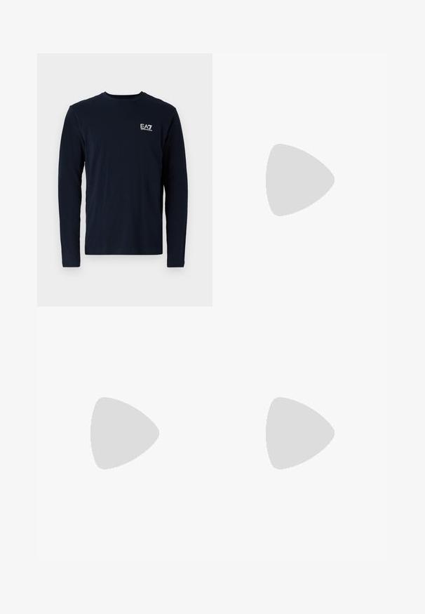 Marineblauw langemouw t-shirt van katoen, met een ronde hals en een klein wit EA7-logo op de linkerkant van de borst. Zachte textuur.; Marineblauwe sweatpants met een elastische tailleband en boorden. Voorzien van een klein wit logo op het linkerpant. Gemaakt van een zachte, rekbare stof.; Beige sneakers met een textuur bovenkant, witte zolen en gestikte accenten, gecombineerd met beige broeken, tentoongesteld op een grijze ondergrond.; Zwarte vierkante schoudertas met ritssluiting, voorvak en verstelbare band met geperste merknaam.