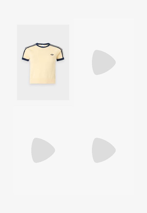 Chemise crème à manches courtes avec col rond bleu marine, bordure des manches, bandes aux épaules et petit logo Adidas tréfoil bleu marine sur le côté gauche de la poitrine.; Jupe midi noire côtelée au design ajusté, présentant des rayures blanches sur les côtés et un petit emblème blanc sur le côté gauche.; Baskets Adidas München à profil bas en daim gris avec des bandes blanches, une semelle couleur gomme et le texte "München" doré sur le côté.; Sac bandoulière en cuir marron foncé avec une forme souple et décontractée et une anse nouée torsadée sur un fond blanc uni.