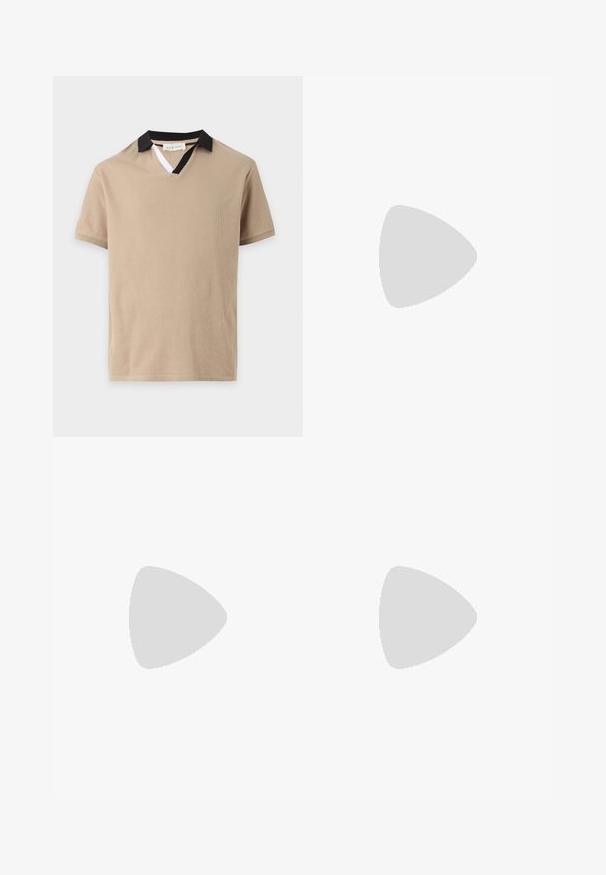 Polo beige de manga corta con cuello negro y una pequeña inserción blanca en la abertura en forma de V.; Bermudas negras a medida de tela ligera, con corte recto, pliegues simples y cierre frontal de botón.; Mocasines de cuero negro con textura suave, punta redondeada y borlas decorativas en el frente. Suela de goma flexible con tacón bajo.; Bolsa de aseo rectangular de cuero negro con cremallera y nombre de marca en relieve en la parte frontal, sobre un fondo blanco liso.