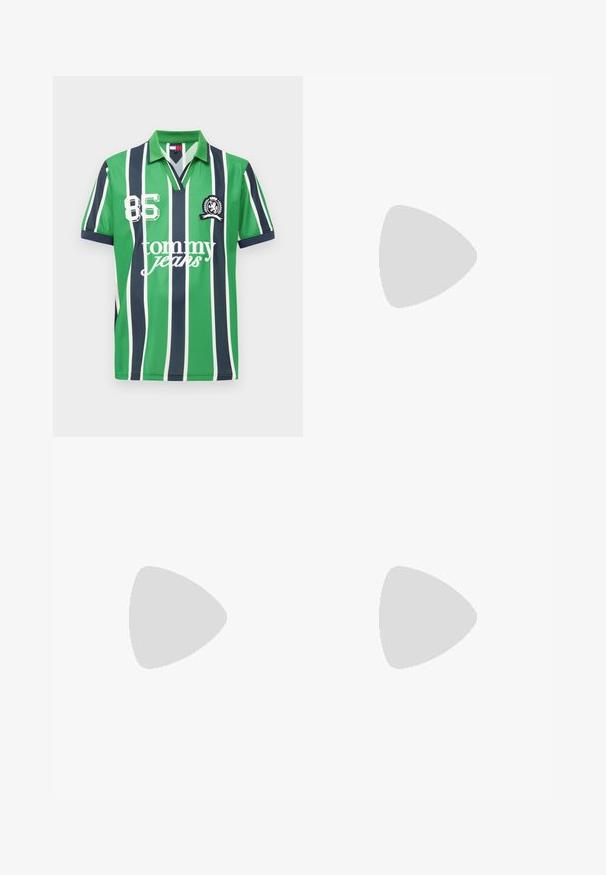 Camiseta polo verde con rayas verticales en blanco y azul marino, número "85", texto "tommy jeans" y un escudo bordado en azul marino en el pecho.; Shorts de mezclilla en azul claro con un corte relajado. Presentan un diseño estándar de cinco bolsillos, cierre de botón y bordes rematados con un ligero desgaste.; Mocasín negro sin cordones con parte superior texturizada, suela de goma y pequeña etiqueta rectangular con logo en el lateral de la suela.; Riñonera negra de nailon con un compartimento principal con cremallera, bolsillo frontal y un parche de logo tejido. Presenta una textura suave y una forma contorneada.