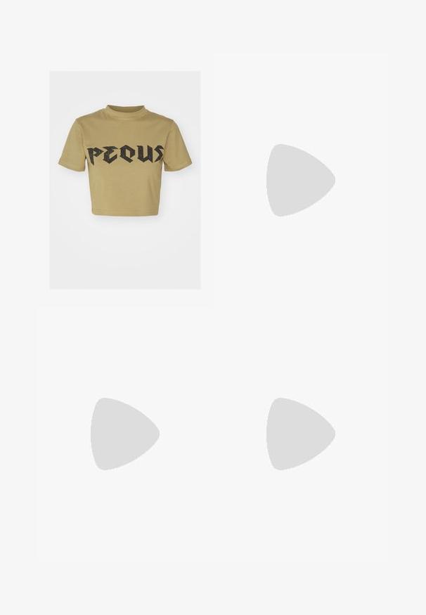 Khaki Baumwoll-Crop-T-Shirt mit einem schwarzen Grafikdruck des Wortes "PECUS" in einer fetten, abgenutzten Schriftart. Kurze Ärmel und ein rundes Ausschnitt.; JDY JDYZOLA PARACHUTE PANT - Stoffhose - lead gray; Weiße und beige Nike-Sneaker mit einem Obermaterial aus Mesh, strukturiertem Overlay, schwarzem Swoosh und einer gepolsterten Sohle mit rutschfester Außensohle.; Schwarze rechteckige Sonnenbrillen mit dunklen Gläsern und dicken matten Rahmen. Die Bügel sind leicht verjüngt und haben eine glatte Oberfläche.