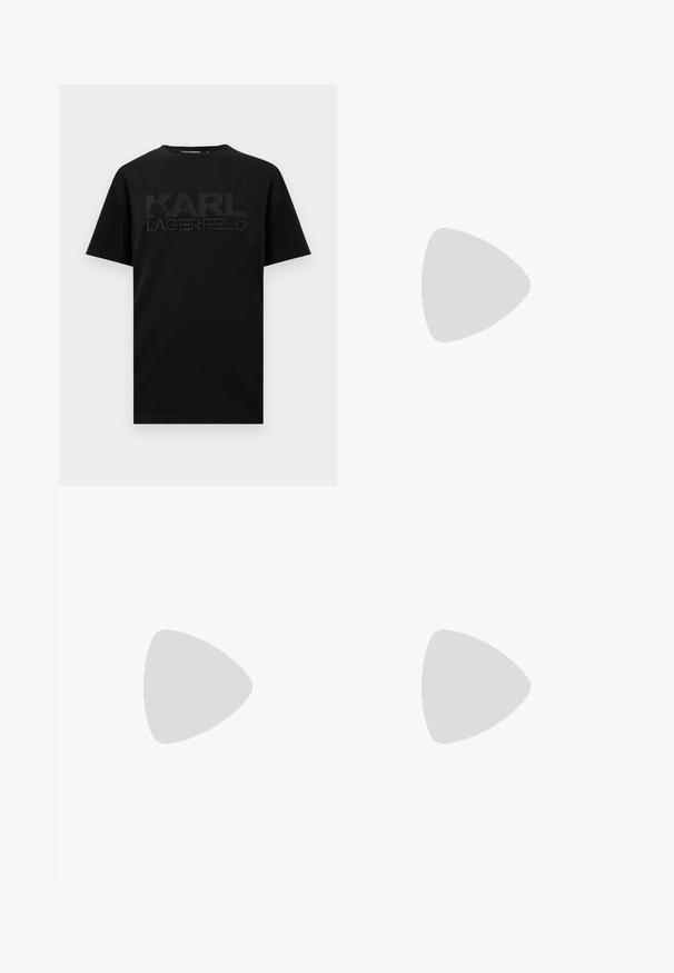 Zwart T-shirt met korte mouwen en ronde hals met verhoogd, reliëf "KARL LAGERFELD" logo over de borst.; Zwarte denim jeans met een slim fit, rechte pijpen, vijf-pocket stijl en metalen knoopsluiting, met minimale stikseldetails.; Zwarte lage sneaker met dikke profielzool, bovenwerk van mesh en synthetisch materiaal, vetersluiting, trekstrookje bij de hiel en "KARLLAGERFELD" logo aan de zijkant.; Zwarte synthetische crossbody tas met een blauw vierkant logo, twee ritscompartimenten en een zwarte schouderband met merktekst.