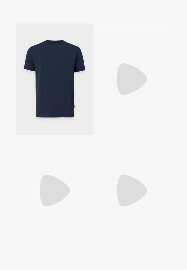 Σκούρο μπλε βαμβακερό T-shirt με κοντά μανίκια, στρογγυλή λαιμόκοψη και μια μικρή κόκκινη ετικέτα στο κάτω αριστερό τελείωμα. Μαλακή υφή, απλός σχεδιασμός.; Μπλε τζιν παντελόνι με ίσια γραμμή, πέντε τσέπες, μέση με θηλιές ζώνης, και αντίθετο ράψιμο κατά μήκος των ραφών.; Λευκό παπούτσι sneaker με λείο δερμάτινο φινίρισμα, στρογγυλή μύτη, τέσσερις τρυπούλες, διακριτές οπές και κόκκινη λεπτομέρεια λογότυπου στο πλάι.; Γκρι τσάντα χιαστί με μαύρο ρυθμιζόμενο λουράκι, μπροστινό καπάκι με μαύρη πόρπη, με τετράγωνο λογότυπο Karl Lagerfeld Jeans.