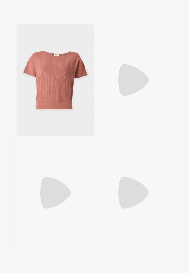 Haut en maille côtelée à manches courtes de couleur rose poudré avec un col bateau et un bas ajusté, présenté sur un fond gris clair uni.; Pantalon ample couleur rouille avec plis, passants pour ceinture et fermeture éclair cachée à l'avant, présenté à plat sur un fond blanc.; Filippa K REY FLATS - Ballerines - bright red; Sac rectangulaire avec motif floral jaune et noir et anse tressée jaune et rose sur fond blanc.