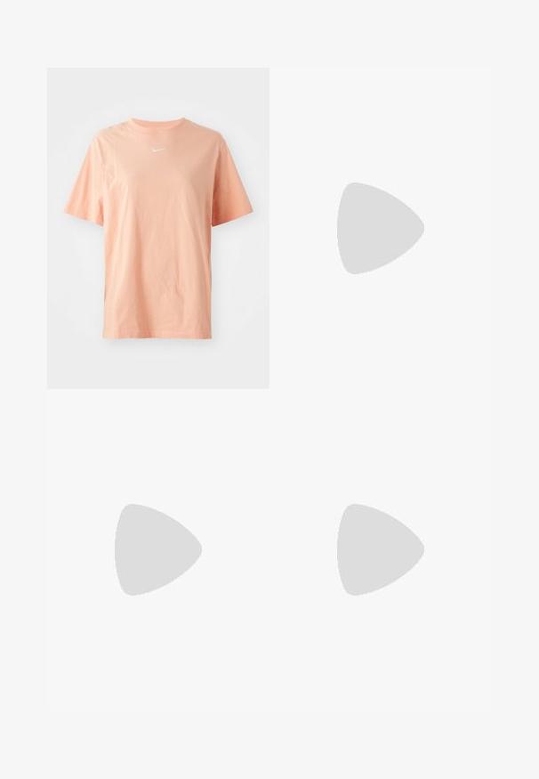 Ferskenfarvet bomulds T-shirt med korte ærmer, rund hals og et hvidt Nike-logo på brystet. Blød tekstur, afslappet pasform og uden mønstre.; Mørk denimnederdel med høj talje, lige skæring, forlommer og stikninger. Har lynlås og knaplukning i taljen.; Hvide og sølv Nike sneakers med mesh-stof, reflekterende detaljer og en beige sål. Bæres med sorte sokker og står på en blå overflade.; Par skinnende sølvøreringe med tynde trådlåse, vist på en lys grå baggrund.