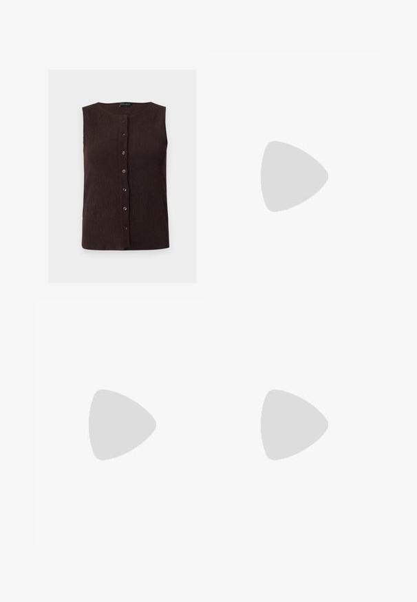 Blouse sans manches marron foncé en tissu texturé, fermeture à boutons sur le devant, encolure ronde et ourlet droit, présentée sur fond uni.; Shorts marron taille haute avec une fermeture avant dissimulée, des passants pour ceinture et deux boutons décoratifs marron sur des pattes inclinées à la taille.; Sandale marron à fines brides, boucle à la cheville et talon de hauteur moyenne, vue de côté sur fond blanc.; Sac bandoulière en simili cuir marron avec un rabat, quincaillerie dorée et détail de frange sur le côté. Bandoulière ajustable pour un port polyvalent.