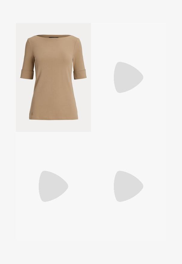 Beige kortærmet top med opsmøgede ærmekanter og en bred, rund halsudskæring vist på en ensfarvet lys baggrund.; Sorte slim-fit bukser med høj talje, dekorative guldknapper på taljen og en lille klaplomme på højre side.; Brune læder hæle mules med en bred åben tå, buet overlæbe og en stablet cylindrisk hæl med horisontale linjer.; Kvinde holder en cremefarvet håndtaske med guldkæde foran en grøn og beige tropisk printkjole.