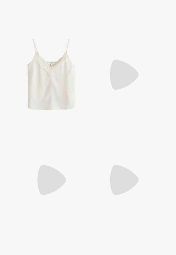 Kremfarvet ærmeløs camisole med tynde stropper og blonder langs V-udskæringen, vist på en ensfarvet baggrund.; Højtaljede shorts i sort kunstlæder med sidelommer, frontfolder, bæltestropper og en skjult lynlåslukning foran.; Sort laklæder flad slingback-sko med spids tå og lav hæl på hvid baggrund.; Sort læderhåndtaske med buet håndtag i guldfarvet metal og sidelommer, glat skinnende finish, afrundet trapezform.