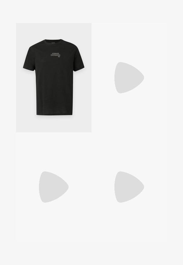 Camiseta de algodón negra con mangas cortas, cuello redondo y un logotipo bordado en contraste de "Armani Exchange" en el pecho.; Pantalones cargo negros con una cintura elástica, pierna ajustada, bolsillos laterales y un solo bolsillo cargo en el muslo izquierdo. Textura suave.; Zapatilla baja negra de cuero con cordones negros y una gruesa suela de goma color blanco roto, mostrada sobre un fondo blanco.; Bolso bandolera negro con correa ajustable y pequeño emblema de logo plateado en la solapa frontal, mostrado sobre un fondo claro y liso.