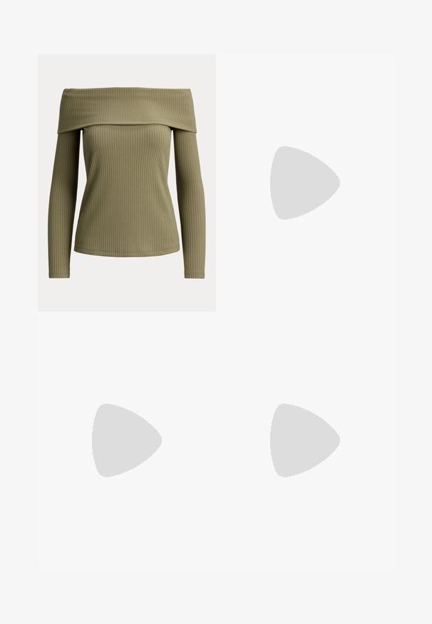 Geripptes olivgrünes Off-Shoulder Langarmtop mit weitem umgeschlagenem Ausschnitt und figurbetonter Silhouette.; Braune weit geschnittene Hosen mit glatter Textur, die einen strukturierten Taillenbund und subtile Falten auf der Vorderseite aufweisen.; Braune Knöchelstiefel mit Kunstfellfutter, seitlichem Reißverschluss und verstellbarem Riemen. Glattes Leder-Obermaterial und niedriger, klobiger Absatz.; Braune Ledertasche mit zwei Griffen, einem Sicherheitsetikett, das an einem Markenlabel befestigt ist, vor einem einfarbigen hellen Hintergrund.