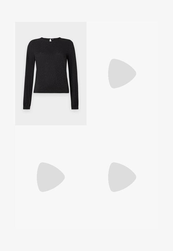 Top negro de manga larga con una sutil textura de estampado animal, cuello redondo y puños ajustados con una abertura en forma de lágrima en la parte posterior.; Pantalones de pierna ancha de tiro alto en gris oscuro con cinturilla elástica, dispuestos sobre un fondo blanco.; Tacones de slingback negros con punta afilada, hechos de material brillante, que presentan acentos recortados y un tacón moderado para mayor soporte.; Pequeño bolso negro brillante con dos asas largas y detalles de cordón lateral sobre un fondo claro liso.