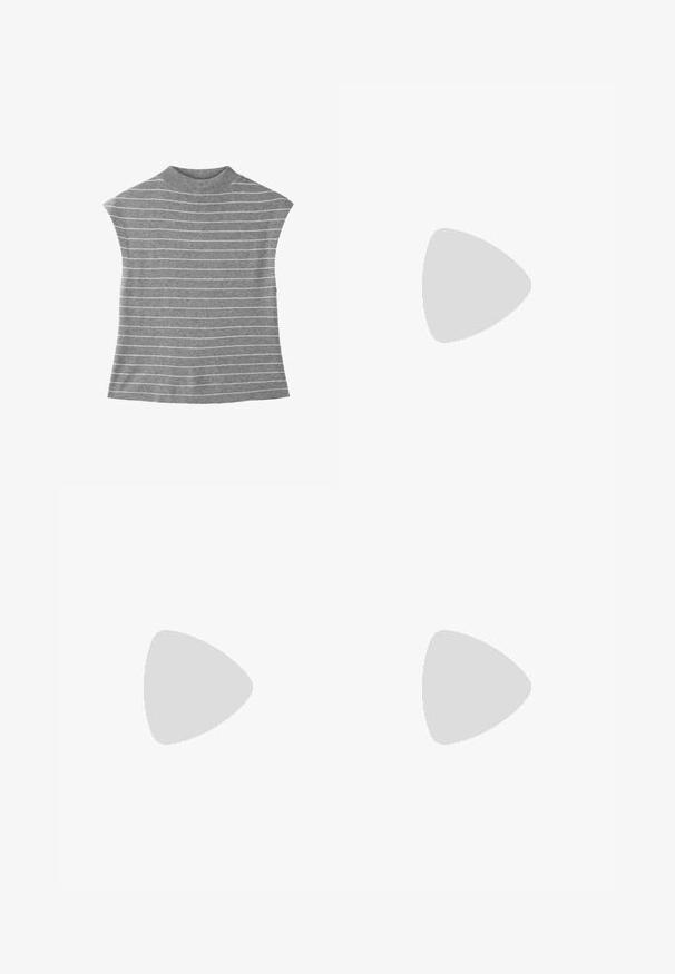 Graues ärmelloses Stricktop mit weißen horizontalen Streifen und hohem rundem Halsausschnitt, flach auf weißem Hintergrund ausgelegt.; Dunkelblaue Jeans mit weitem Bein, vorderen Taschen und Gürtelschlaufen, flach auf hellem Hintergrund liegend.; Schwarze Wildleder-Ankle Boots mit einem lässigen Design, flacher Sohle und quadratischer Zehenpartie, präsentiert auf dunklen Beinen vor einem hellen Hintergrund.; Schwarze Ledertasche mit langen schlanken Henkeln, einer strukturierten Oberfläche und einem weit geöffneten oberen Bereich.