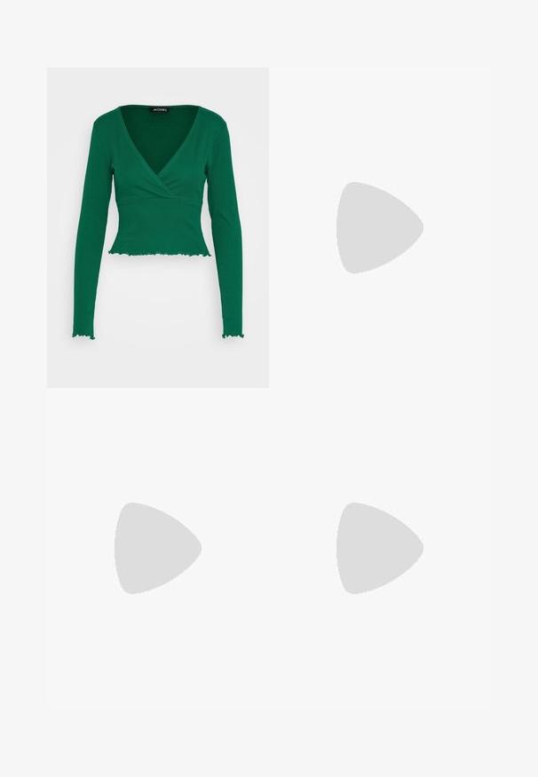 Monki Top s dlhým rukávom - solid green; Svetlo modré dámske džínsy s širokými nohavicami, vysokým pásom, klasickým dizajnom piatich vreciek a kontrastným šitím. Detail surového lemu na spodnej časti.; Nike Air Force 1 tenisky v zeleno-bielej koži. Nízkoprofilový dizajn, okrúhla špička, textúrovaná gumová podrážka a výrazný detail loga Swoosh.; Polstrovaná zelená ramenná taška s mäkkou textúrou, obdĺžnikovým tvarom, jedným popruhom a zlatou zipsovou uzáverou. Obsahuje prešívaný vzor.