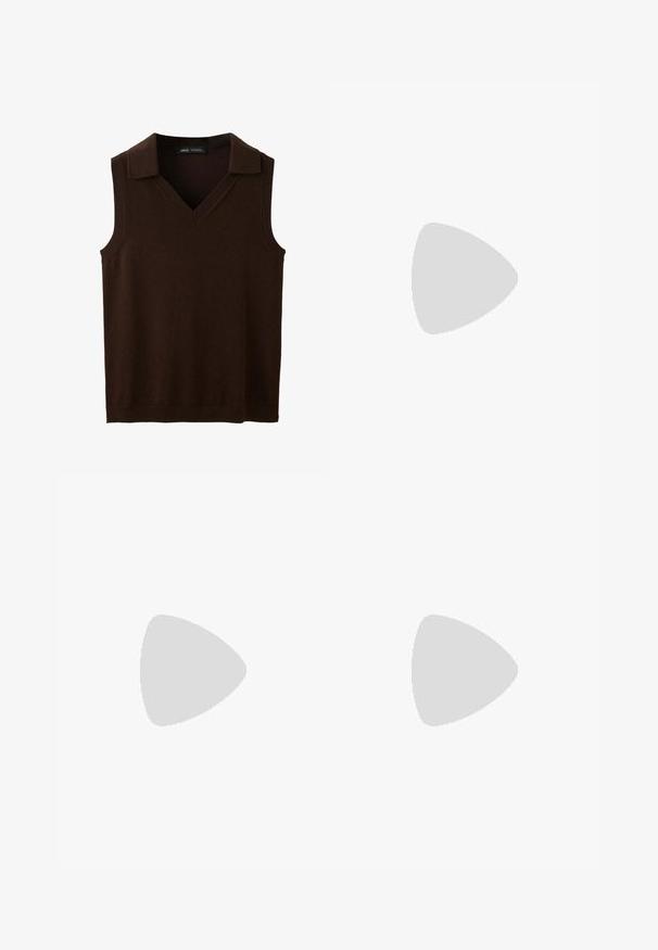 Gilet sans manches en maille marron foncé avec col en V et petit col replié.; Pantalon à jambes larges avec des rayures verticales dans différentes nuances de marron et beige, en tissu texturé.; Mule en cuir marron à bout ouvert, avec un talon kitten bas et fin et une semelle intérieure rembourrée, présentée sur fond blanc.; Sac à main rectangulaire tissé marron foncé avec deux petites poignées et une pochette en tissu noire à cordon à l'intérieur.