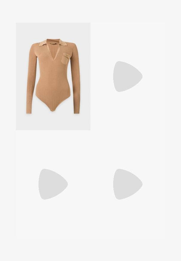 Beige ribbet body med lange ærmer, dyb V-udskæring, krave, lille brystlomme med gyldne initialer og trykknapper i bunden.; Sort, knælange blyantnederdel lavet af glat stof med en tætsiddende talje, der har diskrete foranlæg og ingen synlige lukninger.; Sort læder højhælet sko med spids tå og metal-sølv hætte. Har en glat finish og en slank hæl på 10 cm.; Sorte håndtaske lavet af struktureret materiale, med præget brandnavn, en topstrop og en aftagelig skulderrem med sølvhardware.