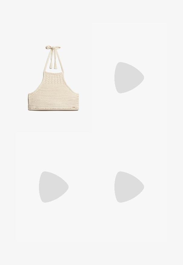 Gehaakte haltertop in off-white, met een gestructureerd open weefsel, verstelbare nekbanden met franjes en een fitted, naadloos ontwerp.; Beige gebreide kokerrok met haakpatroon. Beschikt over een golvende zoom en een textuurstof voor een aansluitende snit.; Bruine suède enkellaars met een spitse neus, zijstikseldetail en een tassel aan de achterkant. Heeft een lage blokhak voor stabiliteit.; Bruine suède schoudertas met lange franjes aan beide zijden en een enkele band met goudkleurige gespen.