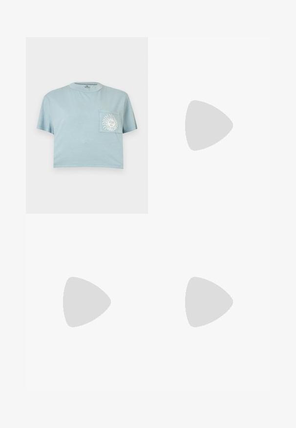 Ανοιχτό μπλε κοντομάνικο T-shirt με κοντά μανίκια και τσέπη στο στήθος, με γραφικό σχέδιο λευκού ήλιου και προσώπου και το κείμενο "VOLCOM".; Παντελόνι τζιν μωβ ξεθωριασμένο με ψηλή μέση, κούμπωμα με κουμπιά και δύο εμπρόσθιες τσέπες, σε απλό φόντο.; Μαύρο δερμάτινο και σουέντ αθλητικό παπούτσι με ιμάντα Velcro, χαρακτηρισμένο από τρεις λευκές ρίγες και καουτσούκ σόλα, με την ένδειξη "SAMBA" στο πλάι.; Μικρή μαύρη τσάντα ώμου από δίχτυ σε σχήμα ημισελήνου με ρυθμιζόμενο λεπτό λουράκι, σε απλό φωτεινό φόντο.