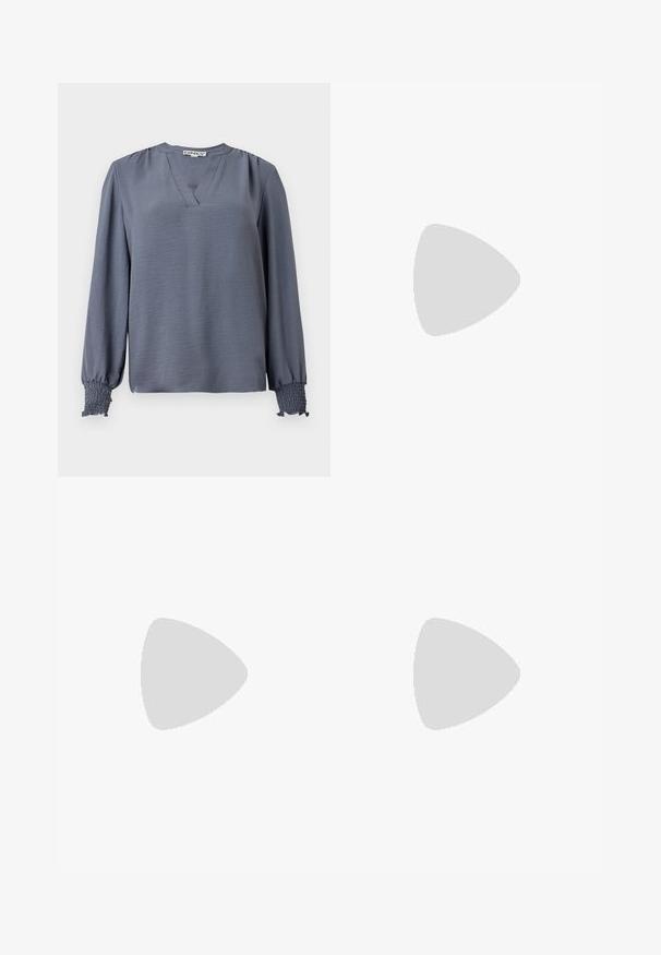 Langärmlige, hellblaue Bluse mit V-Ausschnitt, die an den Schultern Raffungen und an den Bündchen eine geraffte Textur für Detail und Stil aufweisen.; Helleblaue Denim-Weite-Leg-Jeans mit hoher Taille, zwei vorderen Taschen und sichtbarer Naht. Mit Knopf- und Reißverschluss.; Schwarze Lackleder-Mary-Jane-Ballerinas mit spitz zulaufender Zehenpartie und kleinem Absatz, ausgestattet mit einem verstellbaren Riemen mit goldfarbener Schnalle.; Schwarze Lederhandtasche mit dreieckiger Form, einem großen Ausschnittgriff und detaillierter Naht entlang der Kanten. Glatte Textur.