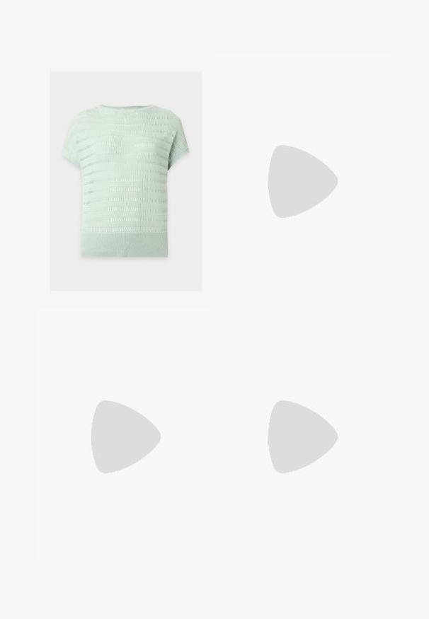 Vaaleanvihreä neulottu lyhythihainen villapaita, jossa on raidallinen avoin kuviointi ja resorireuna yksivärisellä taustalla.; Khaki chinos valmistettu puuvillasekoitekankaasta, jossa on slim fit -leikkaus, vyölenkit, etutaskut ja yksi napitus.; Musta nahkainen avokärkinen slingback-korkokenkä, jossa on kapea korko, valkoista taustaa vasten.; Tummanruskea, teksturoidusta nahasta valmistettu käsilaukku, jossa on kaksi hihnaa, pyöristetyn suorakaiteen muoto ja hopeanvärinen pyöreä solkilukko edessä olevan läpän sulkemiseen.