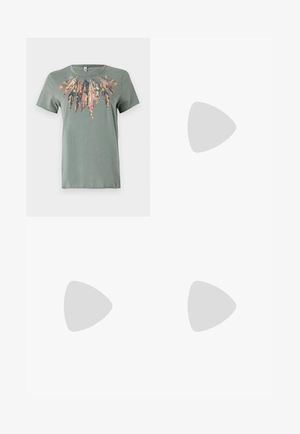 T-shirt en coton vert à manches courtes et col rond, avec un imprimé de feuilles colorées au niveau du cou dans des tons terreux.; Jupe en denim grise à délavage fondu, avec poches avant, fermeture par bouton et ourlet droit. Tissu texturé.; Bottines en cuir gris hauteur mollet avec un design décontracté, bout pointu et talon empilé. Détails de couture remarquables sur la zone des orteils.; Sac à épaule en cuir noir avec une sangle à boucle, des bords arrondis et des coutures blanches contrastées sur un fond uni.