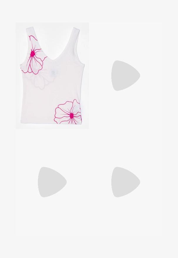 Hvid tanktop med V-halsdesign, prydet med store lyserøde blomstermønstre på venstre skulder og nederste højre, lavet af blødt stof.; Bredde bukser lavet af et tekstureret stof med et guld- og sort damaskmønster på en hvid baggrund, med en høj talje.; Loafer med sort-hvidt ko-lædermønster, lav blokhæl og spids tå, sideudsigt på ensfarvet lys baggrund.; En sort-hvid houndstooth-mønstrede taske med en tekstureret sort kant, guld brandlogo og en kædetræk. Rektangulær form med en blød overflade.