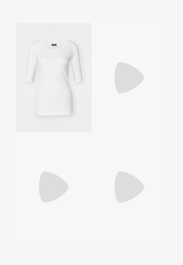 Witte aangesloten t-shirt met driekwart mouwen, zachte textuur, ronde halslijn en een accentdetail aan de zijkant nabij de zoom.; Blauwe denim jeans met een slanke pasvorm, voorzien van vijf zakken, een knoopsluiting en een lichte vervaging langs de dijen voor extra textuur.; Witte leren sneaker met een gladde textuur, grijze rubberen zool, zeven vetergaatjes en een zilveren accent op de hiel. Logo weergegeven aan de zijkant.; Witte rugzak met een patroon, tan lederen accenten, gouden hardware, ritssluiting en een gestructureerde koepelvorm. Voorzien van een logodetail aan de voorkant.