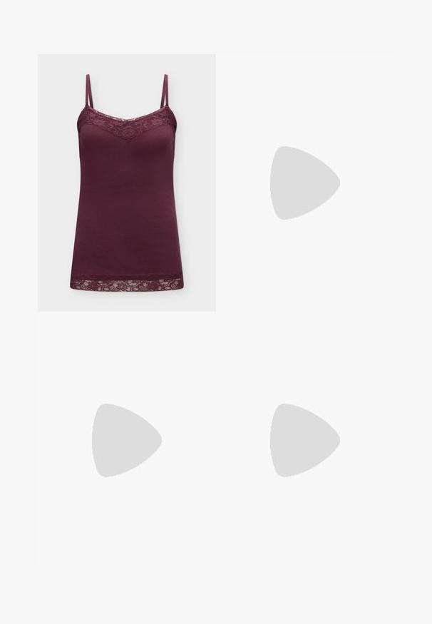 Dame ærmeløs blommefarvet camisole med tynde stropper og blondekantdetalje ved halsudskæring og kant mod ensfarvet baggrund.; Mørkeblå denim brede ben jeans med høj talje, der har fem lommer, bæltestropper og detaljer med kobber stikninger. Glat tekstur.; Sort læder højhælet sko med spidst tåparti, slingback og rem med spænde og nitter foran.; Lille sort blank håndtaske med to lange håndtag og snøre-detaljer i siden på en ensfarvet lys baggrund.