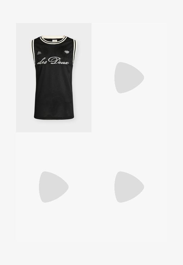 Sort ærmeløs sportsjersey i mesh med hvid kant, "Les Deux" broderet foran, med "Estb 2011" og små logodetaljer.; Sorte jeans med lige pasform, prydet med en stor grøn grafik af en løbende tegneseriekat på bagsiden. Sølvfarvede hardware-detaljer.; Hvid lav sneaker med snørelukning, syninger, trækkehank på hælen og rillede sål på ensartet lyst baggrund.; Rektangulære, gennemsigtige grå brilleindfatninger med mønstrede skafter og linser med gentaget dobbelt-G-logo design.