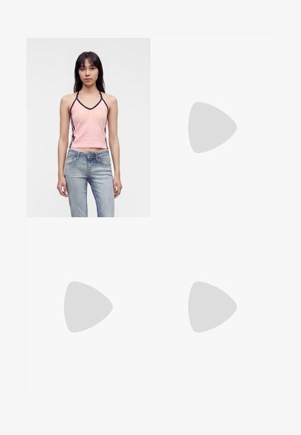 Ung kvinde med glat mørkt hår iført en pink haltertop med sort kant og lyseblå jeans, stående mod en ensfarvet hvid baggrund.; Mellemblå denimshorts med høj talje, knap foran, fem lommer og et bundet stofbælte i taljen.; Sorte lædersandaler med to brede remme, åben tå-design og flad sål. Minimalistisk stil med syninger på sålen.; Sort tekstureret totetaske med brede rundede håndtag med præget brandnavn "Samsøe Samsøe" på neutral baggrund.