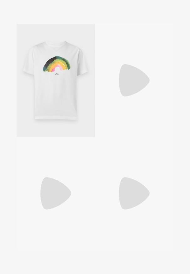 Camiseta blanca de manga corta con un arcoíris estilo acuarela en tonos verdes, amarillos y rosas centrado en el pecho.; Pantalones de pana marrones con un corte ajustado, que cuentan con cinco bolsillos, cierre de botón y detalles de costura a lo largo de las costuras.; Zapatilla blanca de cuero con diseño perforado, suela de goma, acento verde en el talón y detalle de rayas coloridas en el lateral.; Riñonera de tela marrón oscuro con bolsillo diagonal con cremallera y pequeño logo blanco en el frontal, sobre un fondo liso y claro.
