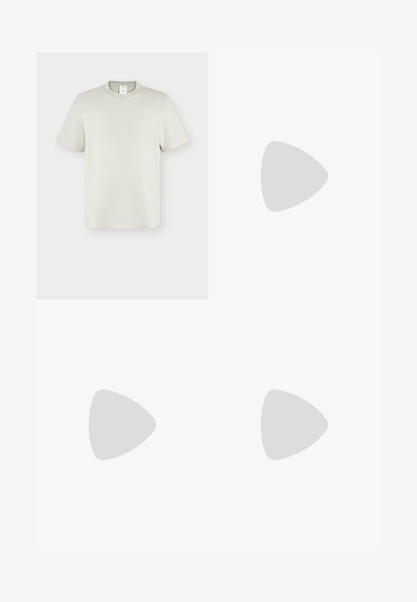 T-shirt blanc cassé à manches courtes et col rond, avec petit logo Calvin Klein centré sur la poitrine et étiquette visible à l'intérieur du col.; Pantalon beige slim fit avec passants de ceinture, fermeture par bouton et braguette zippée, présenté sur fond blanc.; Baskets blanches en cuir lisse avec des coutures ton sur ton, fermeture à lacets, bout arrondi et semelle en caoutchouc texturée.; Ceinture en cuir marron avec une finition brillante, dotée d'une boucle CK en métal argenté avec des éléments de design circulaires et rectangulaires.