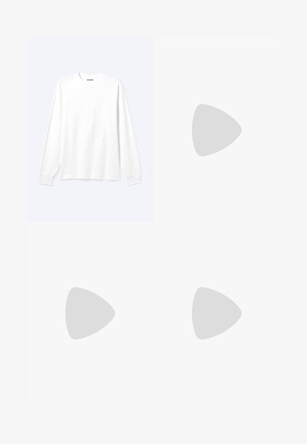 Chemise blanche unie à manches longues avec col rond et poignets côtelés, présentée sur un fond clair neutre.; Pantalon noir ample avec une taille élastique et un cordon de serrage. Présente un motif à rayures verticales subtil. Fabriqué en tissu léger.; Mocassin en cuir noir avec un bout rond, des détails cousus, et une semelle épaisse et texturée. Présente un design élégant et minimaliste.; T-shirt polo noir avec logo doré, jeans en denim foncé et chaussures claires. Casquette olive avec logo. Modèle se tient les bras croisés contre un fond texturé.