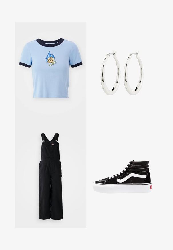 Lichtblauw cropped T-shirt met korte mouwen en een marineblauwe ribboord. Heeft een vlam-geborduurde gele roos en tekst eronder. Zachte stoftextuur.; Zwarte denim dungarees met brede pijpen, verstelbare schouderbanden, een voorktas en zilveren hardware-accenten. Glad van textuur, minimaal ontwerp.; Zwarte high-top sneakers met witte veters, een wit logo en contrasterende witte stiksels. Heeft een dikke witte zool en een bovenwerk van gestructureerd suede.; Zilveren oorbellen in de vorm van een gladde, glanzende ring. Circulaire vorm, voorzien van een veilige sluiting. Eenvoudig en elegant ontwerp.