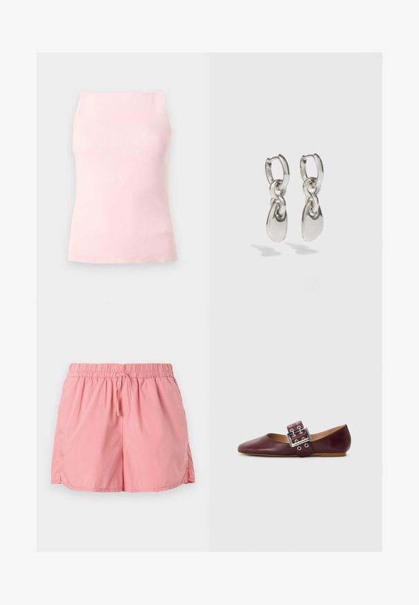 Haut sans manches en maille côtelée rose avec un col carré haut et une silhouette ajustée, présenté sur un fond gris neutre.; Shorts roses en tissu léger, dotés d'une ceinture élastique avec un cordon de serrage, fentes latérales pour faciliter les mouvements.; Ballerine en cuir bordeaux avec un bout pointu, large bride avec boucle en métal argenté et plusieurs trous, semelle plate, texture lisse.; Boucles d'oreilles en argent avec des maillons ovales allongés, présentant une finition polie et un pendentif tombant texturé. Design simple avec des bords lisses.