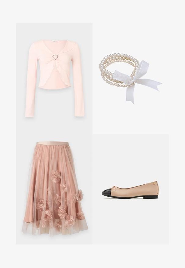 Hellrosa langärmliges Crop-Top mit gewellten Kanten und einem herzförmigen Metallring in der Mitte vorne.; Tüllrock in sanftem Rosa mit einem Satinbund. Verfügt über mehrlagigen, transparenten Stoff und dreidimensionale Blumenapplikationen über die gesamte Fläche.; Balletschuhe mit einem beigefarbenen Satin-Obermaterial, einer schwarzen Lackleder-Zehenkappe, einer kleinen Schleifenverzierung an der Vorderseite und einem niedrigen schwarzen Absatz.; Weißes Perlenarmband mit mehreren Strängen, das unterschiedliche Größen von Perlen aufweist. Mit einer durchsichtigen weißen Schleife gebunden.