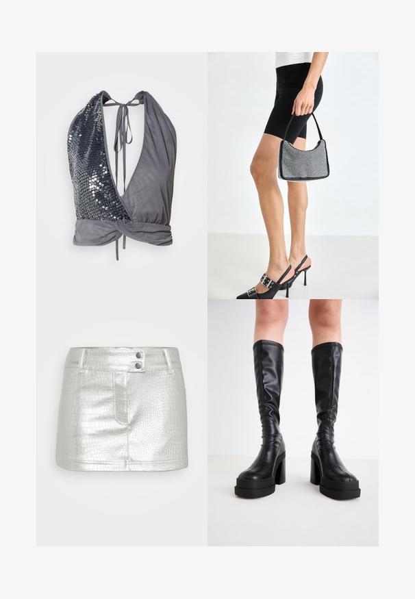 Top à col halter en tissu gris avec un décolleté en V profond. Un côté présente des sequins noirs, tandis que l'autre est lisse avec un détail noué dans le dos.; Jupe en cuir synthétique argenté avec un motif crocodile texturé, dotée de deux accents de boutons bleus et d'un design ajusté.; Bottes noires hautes en cuir lisse, avec une épaisse semelle plateforme et un talon carré, ornées de surpiqûres le long des bords.; Sac à main à perles noires avec une silhouette courbée, une poignée de transport et une texture brillante. Porté avec des chaussures à talons hauts noires et un short noir ajusté.