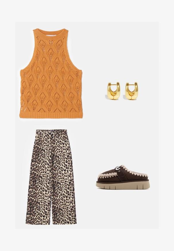 Orange gestricktes Tanktop mit einem Diamantmuster, offener Webart und geripptem Halsausschnitt und Saum. Ohne Ärmel, leichtes Material.; Leopardenmusterweite Hose aus Baumwollmischung. Mit hoher Taille, Knopfverschluss und Vordertaschen. Farbpalette umfasst Beige und Schwarz.; Mou BOUNCE LETTER LOGO - Hausschuh - mocha; Goldene Creolen mit einem schlanken, abgerundeten Design. Sie verfügen über eine hohle Mitte und eine glänzende Oberfläche, die moderne Stile ergänzen.