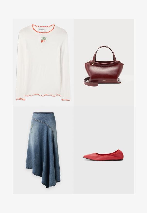 Weißes Langarmhemd mit einem gewellten roten Ausschnitt. Besitzt eine kleine grüne und rote Erdbeerstickerei auf der Vorderseite.; Denim-Wickelrock in einem hellen bis dunklen Blauton-Gradient, mit einem gestickten Blumenmuster auf einer Seite und sichtbaren Stichdetails entlang der Ränder.; Filippa K REY FLATS - Klassischer Ballerina - bright red; Dunkelrote Lederhandtasche mit zwei oberen Griffen, abnehmbarem Schulterriemen, goldfarbenen Beschlägen und dem Markennamen Wandler vorne mittig.