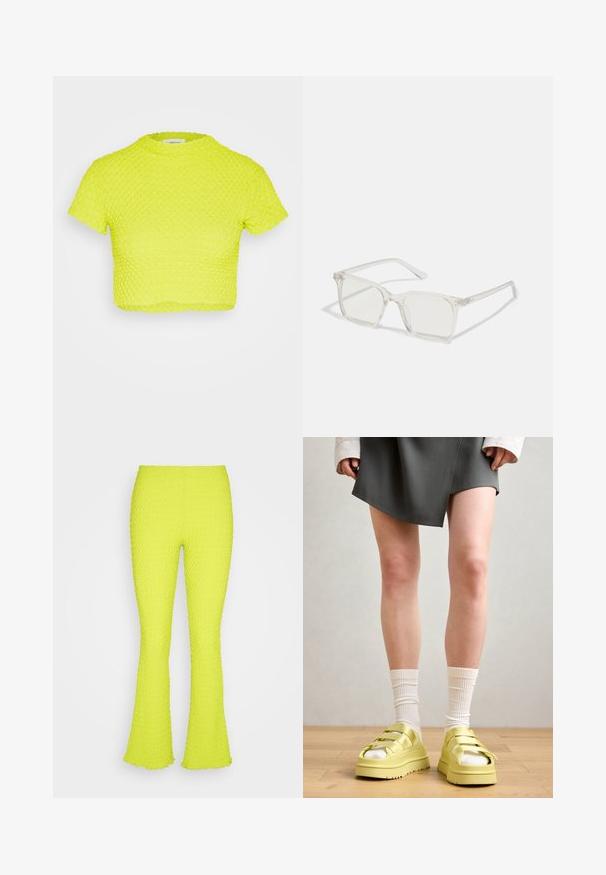 Even&Odd by Zalando Μπλουζάκι με στάμπα - green; Even&Odd by Zalando Παντελόνι - green; Κίτρινες πλατφόρμες σανδαλιών με πολλαπλές λωρίδες, φορεμένες με λευκές ριγέ κάλτσες, συνδυασμένες με γκρι φούστα τύπου περιτύλιξης σε ξύλινη επιφάνεια.; Διάφανα πλαστικά γυαλιά με τετράγωνους σκελετούς και διαφανείς φακούς, με χρυσές λεπτομέρειες στους βραχίονες για επιπλέον στυλ.