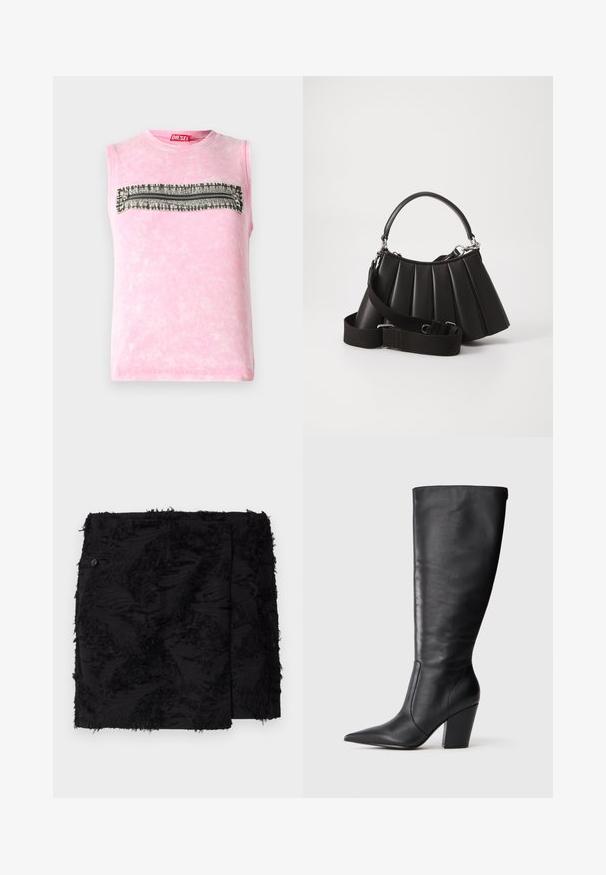 T-shirt sans manches en coton rose avec une rayure horizontale noire et blanche à travers la poitrine. Encolure ronde, texture douce.; Jupe noire en tissu texturé avec des accents effilochés. Forme carrée, longueur au-dessus du genou et détail de bouton sur le côté.; Botte en cuir noire à hauteur de genou avec bout pointu et talon large, présentée en profil latéral gauche sur fond blanc.; Sac à main plissé noir avec une poignée arrondie, une bandoulière réglable et une texture brillante. Présente des accessoires en argent et une silhouette structurée.