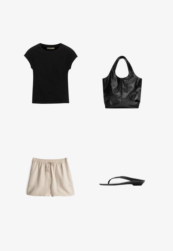 Schwarzes T-Shirt mit kurzen Ärmeln und rundem Ausschnitt. Hergestellt aus glattem, elastischem Baumwollstoff. Einfaches Design ohne Muster oder Grafiken.; Beige Shorts mit elastischem Bund und Kordelzug, aus strukturiertem Stoff mit zwei Fronttaschen. Mittlere Oberschenkel-Länge.; Schwarze Sandale mit niedrigem Absatz, schlanker Sohle und dünnem Riemen, der über den Fuß nahe den Zehen verläuft, seitlich auf weißem Hintergrund gezeigt.; Schwarze Leder-Tote mit glatter Textur, weichem, abgerundetem Oberteil und breiten Tragegriffen. Merkmale minimale Nähte und eine lässige Silhouette.