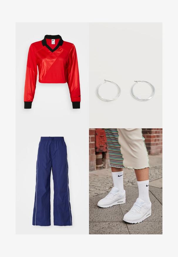 Červený skrátený športový top s čiernym golierom, dlhými rukávmi, s textúrovaným vzorom a logom Nike na rukáve. Hladká a lesklá látka.; Námornícky modré, ľahké nohavice s širokými nohavicami, elastickým pásom a šnúrkou, so bielymi bočnými pruhmi a zvrásnenou textúrou.; Biele tenisky Nike Air Max 90 s vrchnou časťou z kombinácie sieťovaného a koženého materiálu, s viditeľnou vzduchovou jednotkou, v kombinácii s bielymi rebrovanými ponožkami s čiernym logom.; Strieborné kovové kruhové náušnice s hladkým, mierne zakriveným povrchom a zapínaním na poistku na jednoduchom bielom pozadí.