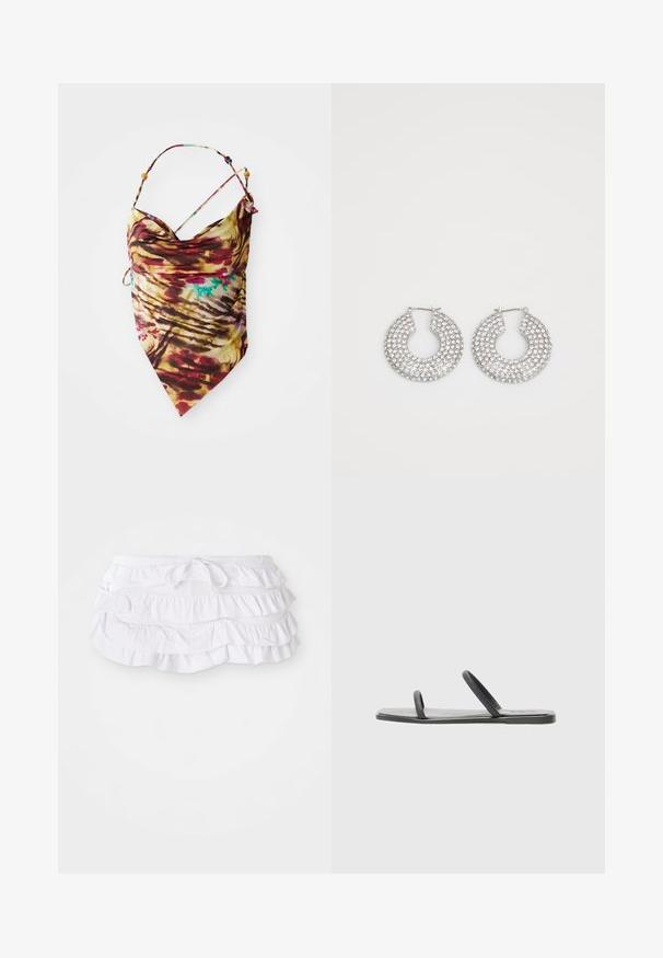 Tie-dye halterneck top med tynde stropper og perle detaljer, med en blanding af rød, gul, brun og strejf af blå, liggende fladt på hvid baggrund.; Hvid rynket svømmedragt med flere lag, der har en justerbar snøre i taljen. Blødt stof med en glat tekstur.; Sorte flade sandaler med to slanke stropper, lavet af glat materiale. Har en rektangulær sål og en tekstureret strop. Minimalistisk design.; Sølvøreringe med flere klare krystaludsmykninger, med en struktureret overflade og et åbent rundt design.