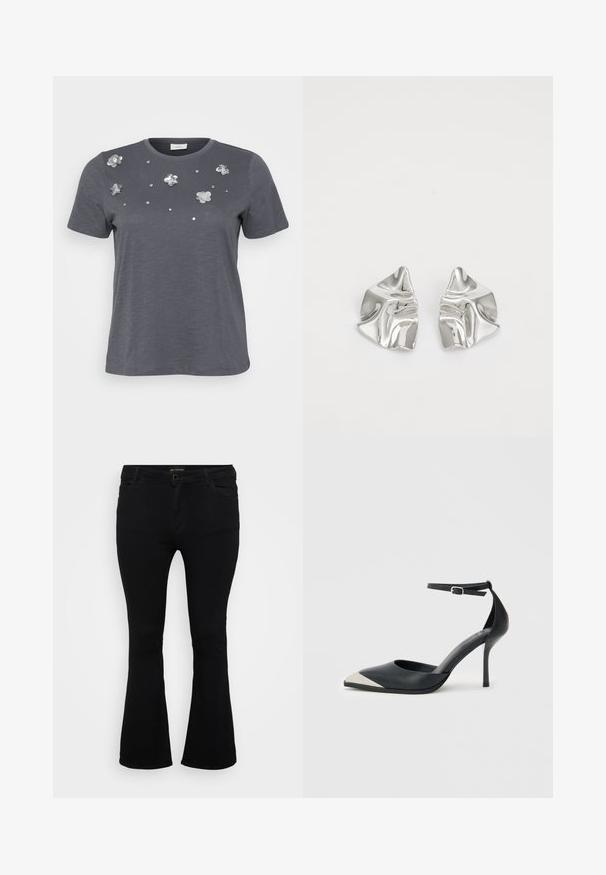 Graues Baumwoll-T-Shirt mit kurzen Ärmeln, verziert mit metallischen Blumenapplikationen und Pailletten, die auf der Vorderseite angeordnet sind. Weiche Textur, lässige Passform.; Schwarze Schlagjeans aus Denim mit Knopfverschluss, fünf Taschen und einer glatten Textur. Klassisches Design mit ausgestellt geschnittenem Saum.; Schwarzer High Heel mit spitzer Schuhspitze, silberner Metallkappe an der Spitze und Knöchelriemen mit Schnallenverschluss auf weißem Hintergrund.; Silberne Metallohrringe mit einem wellenförmigen, skulpturalen Design, das eine polierte Oberfläche und unregelmäßige Formen aufweist, die eine zeitgenössische Ästhetik betonen.